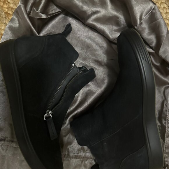 Ecco Black Suede Zipper Bootie, Women's size 8-8.5/EUR 39 - Picture 2 of 6
